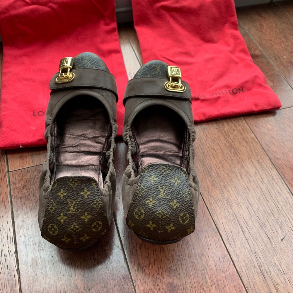 NEW! Louis Vuitton Monogram flats with Gold Lock - Picture 3 of 7